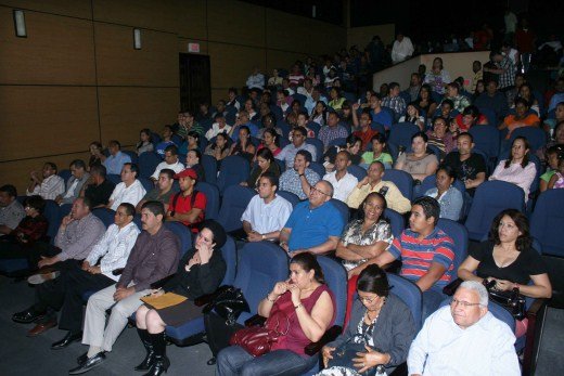 parte de los asistentes al primer cine forum en el teatro don bosco